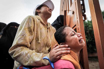 Dos personas lloran este martes en el hospital Nasser en Jan Yunis, en el sur de la franja de Gaza, antes del entierro de víctimas de un bombardeo israelí.