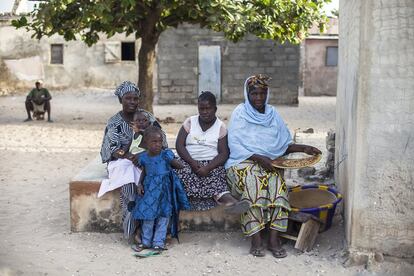 Khady, de 16 años, posa junto a Seynabou, su abuela, Fatou, su madre y sus dos hermanas pequeñas. Khadi vive con su abuela en Palmarin, quien se ocupa de ella desde que su madre la abandonó al descubrir que tenía una discapacidad mental. Su madre y sus hermanas viven en Gambia y viajan a Palmarin de vez en cuando para visitar a la familia. La vida de Khady ha cambiado de manera radical desde que asiste a la escuela. Hoy es una niña sociable y participativa que sueña con ser costurera.