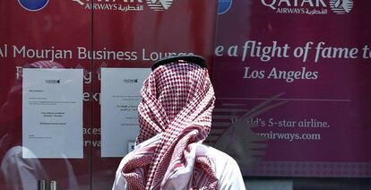 Un hombre ante las oficinas de Qatar Airways en Riyadh, Arabia Saud&iacute;. 