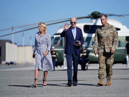 El presidente estadounidense, Joe Biden, y la primera dama, Jill Biden, se dirigían ayer al Air Force One para viajar a Kentucky para ver los daños causados por las inundaciones.