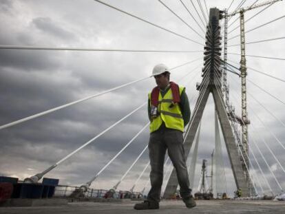 Trabajador durante la construcci&oacute;n del puente de C&aacute;diz.