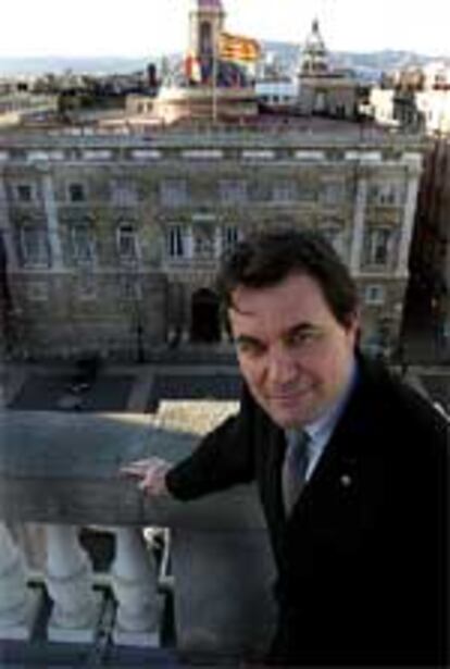 Artur Mas, con el edificio de la Generalitat al fondo.