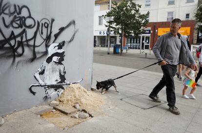 Nos últimos anos, o artista de Bristol, que mantém sua verdadeira identidade oculta, alcançou cifras recorde nas casas de leilões. Na imagem, outra obra de Banksy em Lowestoft.