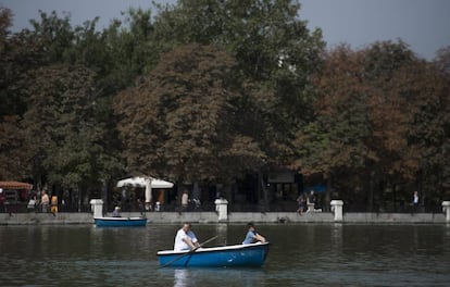 Las buenas temperaturas animan a madrile&ntilde;os y visitantes a disfrutar del Retiro. 