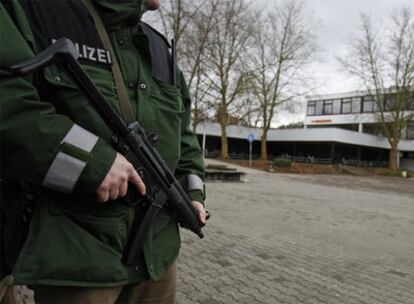 Un policía vigila la entrada del colegio Albert Zeller, donde un hombre armado ha causado una matanza.