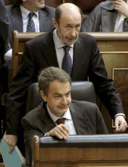 Zapatero y Rubalcaba en el Congreso, este jueves.