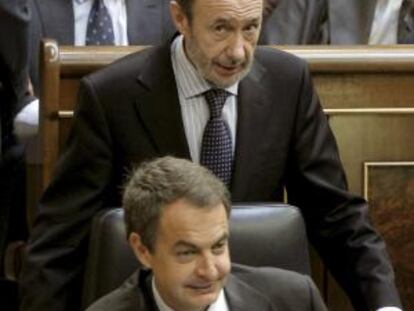 Zapatero y Rubalcaba en el Congreso, este jueves.