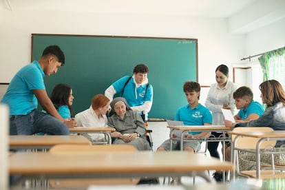 Inmaculada Díez Cifuentes (84 años) e Iria Vázquez (48). Religiosa y profesora. Convirtieron su experiencia en el voluntariado Tu Historia de Verdad Importa en un proyecto educativo con los alumnos de un colegio de Vigo. De izquierda a derecha: José Fabián Suárez, Noemí Rodríguez, Lucía Moreira, Inmaculada Díez, Noa Parga, Xavier Nogueira, Anabel Jiménez, Michelangelo Benedetto e Iria Vázquez.