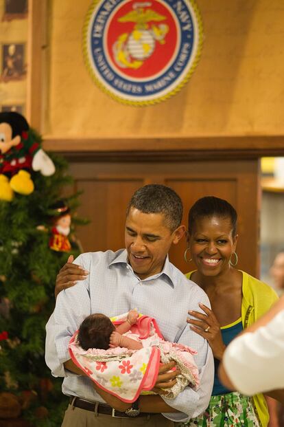 Barack y Michelle Obama eligieron pasar este año la Navidad con los soldados estadounidenses en Hawai. La pareja presidencial comió con varios militares destinados en la isla estadounidense, de donde el mandatario es originario, y aprovecharon de compartir de forma amena con las familias un tradicional 25 de diciembre.