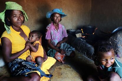 Madagascar fue descrita como 'La gran isla roja' debido a la abundancia de suelos de color rojo óxido. En varias partes del país, este suelo rojizo proporciona la materia prima para elegantes casas de ladrillo. Sin embargo, este suelo tiene una cualidad mucho menos pintoresca; cuando se queman los campos para dejar espacio para la agricultura y se talan los árboles, estos cimientos de tierra roja pueden colapsar y crear profundos barrancos. Grandes cantidades de sedimento arenoso pobre en nutrientes que se deslizan cuesta abajo posteriormente, durante la temporada de lluvias. La arena roja arrastrada por las inundaciones y los arroyos obstruye las represas y los canales de riego y termina cubriendo las parcelas agrícolas.