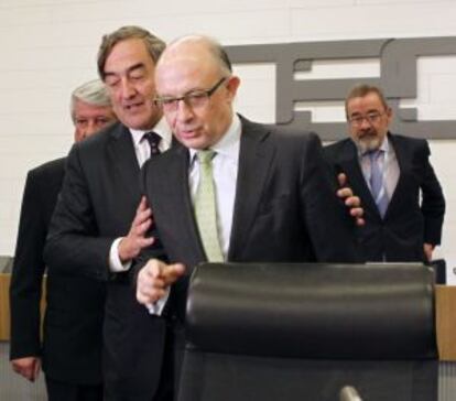 El ministro de Hacienda, Cristóbal Montoro, en la junta directiva de la CEOE. En la imagen con su presidente Juan Rosell.