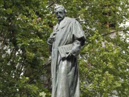 Estatua de Montero R&iacute;os en la plaza de Mazarelos de Santiago de Compostela. / ANXO IGLESIAS