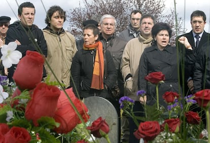 Josu Elespe Pelaz (a la izquierda, con los brazos cruzados), junto a su hermano y su madre, en el homenaje a Froilan Elespe en marzo de 2007, en el sexto aniversario de su asesinato.