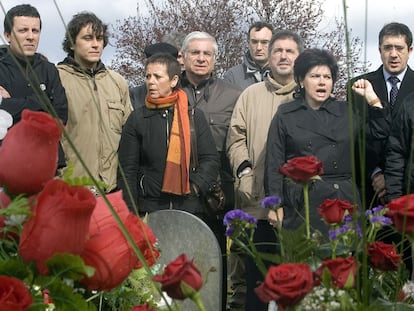 Josu Elespe Pelaz (a la izquierda, con los brazos cruzados), junto a su hermano y su madre, en el homenaje a Froilan Elespe en marzo de 2007, en el sexto aniversario de su asesinato.