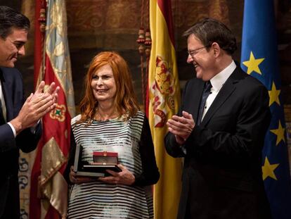 Pedro Sánchez (izquierda) y Ximo Puig entregan a Carmen Alborch el pasado 9 de octubre la Alta Distinción de la Generalitat valenciana. 