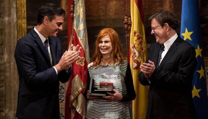 Pedro Sánchez (izquierda) y Ximo Puig entregan a Carmen Alborch el pasado 9 de octubre la Alta Distinción de la Generalitat valenciana. 