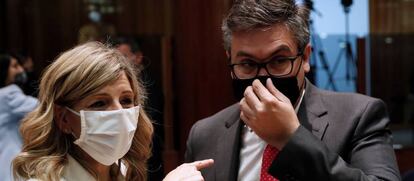 La vicepresidenta tercera y ministra de Trabajo, Yolanda Díaz (i), conversa con el Presidente, Confederación Nacional de la Construcción (CNC), Pedro Fernández Alén,quien hasta ahora ha sido el negociador de la patronal Cepyme en el diálogo social.