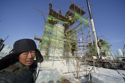 Hasta una docena de gigantescas grúas trabajan sin descanso para levantar a tiempo las construcciones principales del parque de Harbin, que apenas cuenta con 20 días para levantarlas. El festival arranca el próximo 5 de enero.