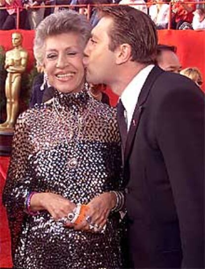 Javier Bardem besa a su madre a su llegada a la gala de los Oscar.