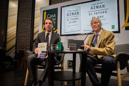 José María Aznar y Josep Piqué en la Casa del Libro en Barcelona.