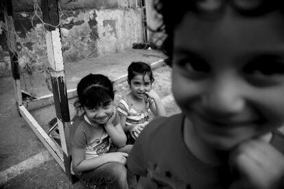 Unos niños sonríen a cámara junto a una portería del patio del colegio cristiano Santa María Madre de la Iglesia, donde todos los sábados se reunen las familias iraquies del barrio.
