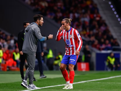 Diego Pablo Simeone y Griezmann dialogan durante un partido del Atlético.