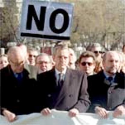 De izquierda a derecha: Leopoldo Calvo-Sotelo, Adolfo Suárez y Joaquín Almunia, al frente de la manifestación