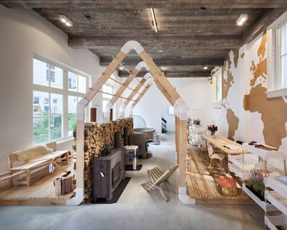 Un rincón de Hotel Droog, multiespacio con tienda, galería,
café-restaurante, una habitación de hotel y jardín, en Ámsterdam.