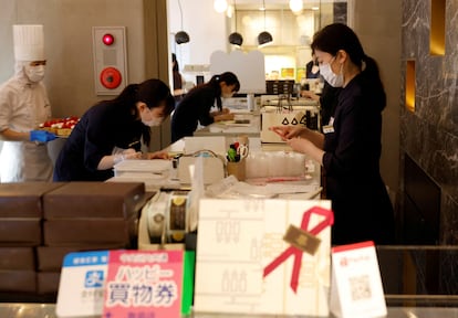 Empleados de una tienda en Tokio (Japón), el 27 de abril de 2023.