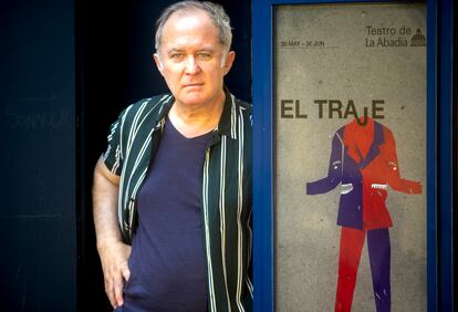 Bermejo posa junto al cartel de la obra 'El traje', que protagonizó junto a Javier Gutiérrez en el teatro de la Abadía de Madrid, al que volverá a mediados de julio con 'Los que hablan', junto a Malena Alterio.