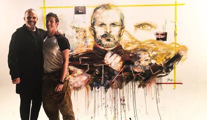 El artista Jordi Machi junto al cantante Miguel Bosé.
