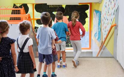 Varios niños acceden a las aulas del Colegio Virgen del Cortijo de Madrid.