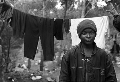 El Protagonista.
Procede de Douala, en Camerún. Se marchó de su casa sin decir nada, para aliviar el dolor de su madre. En la foto, en el Gurugú hace un año.