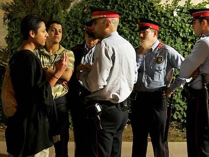 Agentes de los Mossos d&#39;Esquadra conversan con unos ciudadanos en su primer día de despliegue en Barcelona.