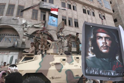 Manifestantes antigubernamentales muestran una foto del Che Guevara en Saná.