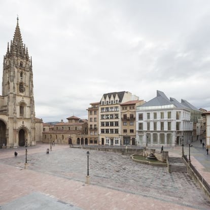 La torre de la catedral y, a la derecha, el nuevo edificio del Museo de Bellas Artes.