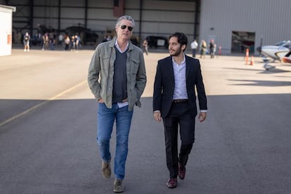 El gobernador Gavin Christopher Newsom y Carlos Eduardo Espina, en California.
