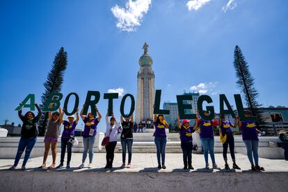 Mujeres a favor del derecho al aborto sostienen letras que deletrean "aborto legal" durante una manifestación en vísperas del Día Internacional de la Mujer, el 6 de marzo de 2020, en San Salvador (El Salvador).