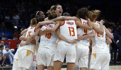 La selección española femenina de baloncesto celebra su victoria en la final del Eurobasket 2019.