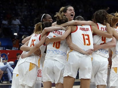 La selección española femenina de baloncesto celebra su victoria en la final del Eurobasket 2019.