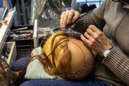 La elaboración artesanal de una peluca para una de las obras del Colón, el 3 de junio de 2022.