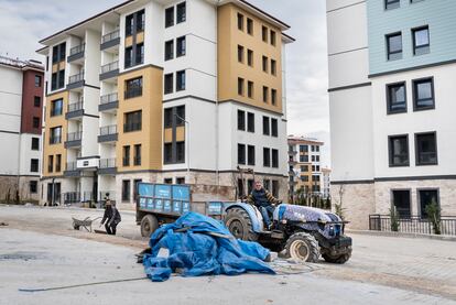 Islahiye (provincia de Gaziantep). Los operarios ultiman los nuevos bloques de vivienda de la empresa pública TOKI antes de que sean inaugurados por el presidente, Recep Tayyip Erdogan.