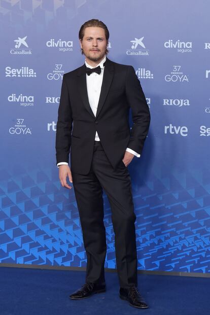 Jaime Olías, director de Chaval, nominado a mejor cortometraje de ficción, con un traje de Armani.