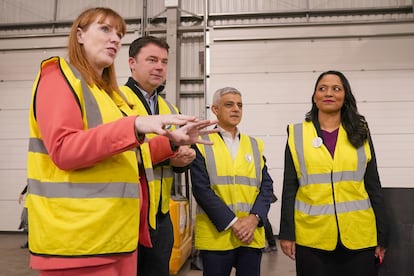 Rushanara Ali, secretaria de Estado para Asuntos de Sinhogarismo en Reino Unido, a la derecha de la imagen. De izquierda a derecha, la viceprimera ministra, Angela Rayner, el director de Crisis Matt Downie y el alcalde de Londres, Sadiq Khan, en diciembre de 2024.