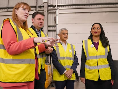 Rushanara Ali, secretaria de Estado para Asuntos de Sinhogarismo en Reino Unido, a la derecha de la imagen. De izquierda a derecha, la viceprimera ministra, Angela Rayner, el director de Crisis Matt Downie y el alcalde de Londres, Sadiq Khan, en diciembre de 2024.