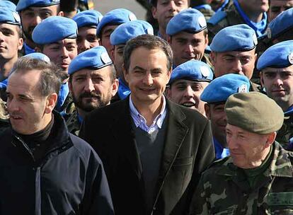 El ministro de Defensa, José Antonio Alonso (izquierda), y Rodríguez Zapatero, en el centro, posan junto a militares españoles en Líbano.