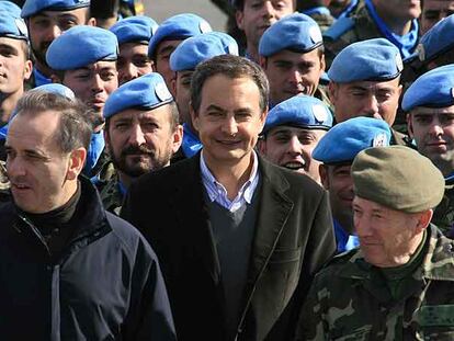 El ministro de Defensa, José Antonio Alonso (izquierda), y Rodríguez Zapatero, en el centro, posan junto a militares españoles en Líbano.