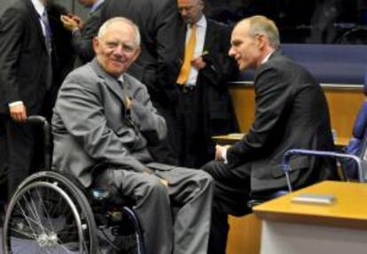 El ministro de Finanzas alemán, Wolfgang Schaeuble (i) conversa con su homólogo luxemburgués, Luc Frieden (d), antes de la reunión de los ministros de Finanzas de la eurozona en la sede de la Unión Europea en Luxemburgo, hoy.