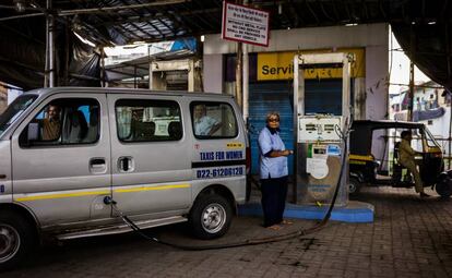 Rupa Swati, en una gasolinera en Bombay repostando su taxi para mujeres. 