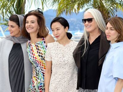 Jane Campion, con gafas de sol, con sus compa&ntilde;eras de jurado, las actrices (desde la izquierda) Leila Hatami, Carole Bouquet, Jeon Do- Yeon y la cineasta Sofia Coppola.